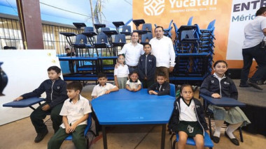 Entregan mobiliario a escuelas públicas de Yucatán
