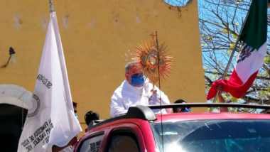 Ante el cierre de Iglesias, Sacerdote recorre calles de Dzilam González
