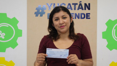 Entregan estímulos económicos a emprendedores y pequeños empresarios