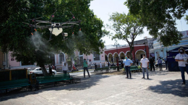 Con drones desinfectan ocho parques y calles del Centro Histórico