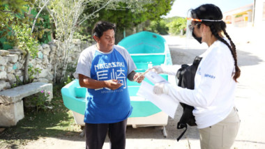 Pescadores yucatecos reciben apoyo económico ante la contingencia