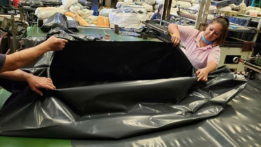 De hacer bolsas para basura ahora fabrican bolsas para cadáveres