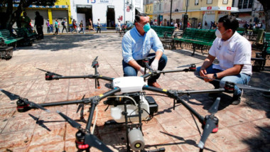 Sanitizan espacios públicos con drones