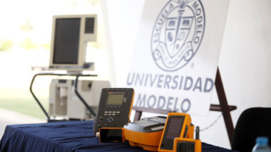 Yucatán recibe equipo biomédico y ventilador mecánico de la Universidad Modelo