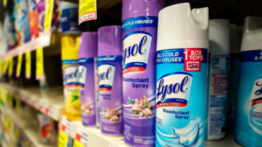 Lysol advierte que sus desinfectantes no se deben tomar y no curan el COVID-19, como sugiere Trump