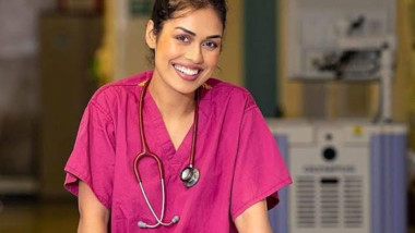 Miss Inglaterra deja la banda y la corona para luchar contra el coronavirus