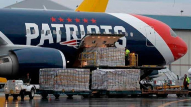 Avión de los New England Patriots transporta 1,2 millones de máscaras N95 desde China
