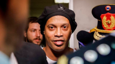 Ronaldinho sale de prisión tras pagar millonaria fianza