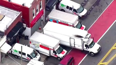 Policía de NY descubre camiones con docenas de cuerpos sin refrigerar