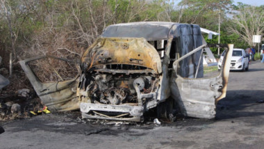 Se incendia camioneta que transportaba aceites industriales