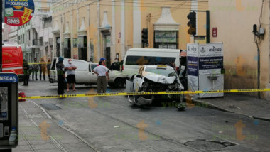 Se vuela el alto y choca contra un puesto de periódicos en el Bazar San Juan