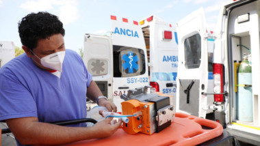 Equipan ambulancias con ventiladores para el traslado seguro de pacientes con coronavirus