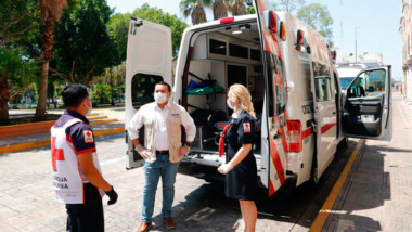 Ayuntamiento de Mérida entrega dos ambulancias a la Cruz Roja