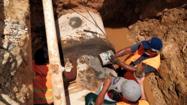 Reparan megafuga de agua en el Centro Histórico