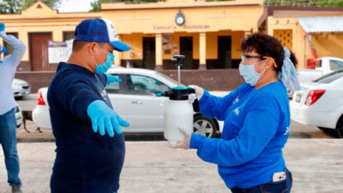 Extreman precauciones sanitarias entre trabajadores que reparten apoyos