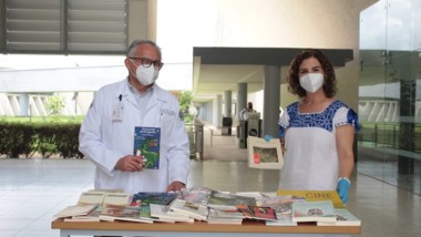 Donan libros para pacientes del área Covid-19 del HRAEPY