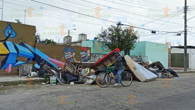 Montañas de basura y cacharros continúan en las calles de Mérida