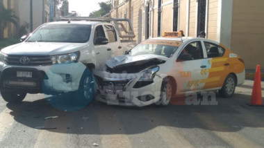 Pasajera de taxi lesionada en céntrico choque