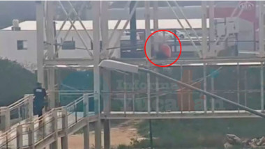 Adolescente intenta quitarse la vida desde un puente peatonal