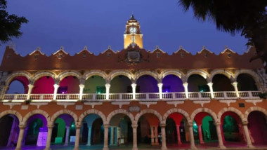 Iluminan el Palacio Municipal de Mérida por el Día de la Diversidad Sexual