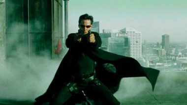 Keanu Reeves, junto a su novia, viajó a Berlín para retomar el rodaje de Matrix 4