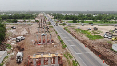 Avanza construcción de distribuidor vial en la carretera Mérida-Tetiz