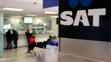 SAT presentó denuncias contra 43 empresas por facturas falsas y advirtió a contribuyentes
