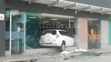 Confunde el freno con el acelerador y entra al banco con todo y camioneta (video)