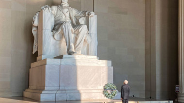 AMLO inicia gira por Washington: deposita ofrendas en los monumentos a Lincoln y Juárez