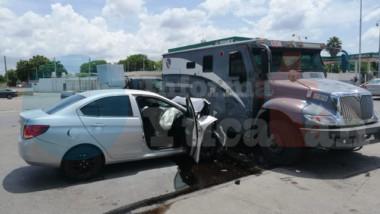 Choca contra una camioneta de valores
