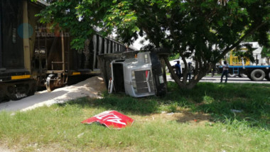 Intenta ganarle al tren y vuelca en periférico