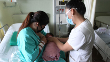 Por pandemia, promueven lactancia materna segura