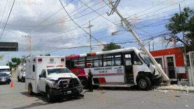 Choca ambulancia que transportaba pruebas covid19