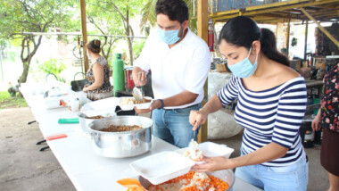 Celebran su aniversario de bodas repartiendo comida en Kanasín