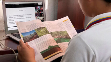 Recomiendan usar sillas cómodas para evitar problemas de postura en este regreso a clases virtual