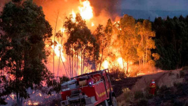 En España, evacúan a más de 3 mil personas por voraz incendio