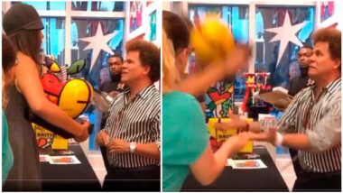Mujer se molesta con el artista Romero Britto y rompe una de sus piezas con valor de 105 mil pesos