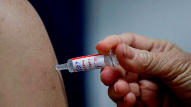 Competencia por vacuna anti-Covid aumentaría duración de la pandemia: OMS