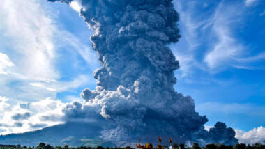 Fuerte erupción del volcán Sinabung en Indonesia