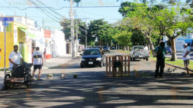 Bloquean calles de Pacabtún en protesta contra la CFE