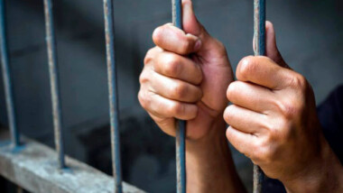 Procesan a mujer por encubrir maltratos de su pareja a sus hijos