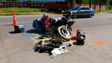 Motociclista grave al estrellarse en un camión de basura