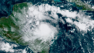 El huracán Nana toca tierra en Belice con lluvia y viento