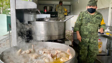 Militares preparan alimentos para yucatecos afectados por Zeta