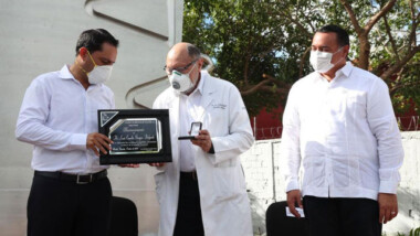 Durante homenaje a médicos advierten regreso al semáforo rojo si aumentan las hospitalizaciones