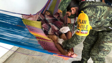 Militares llevan servicios médicos a refugios habilitados por el Huracán “Delta”