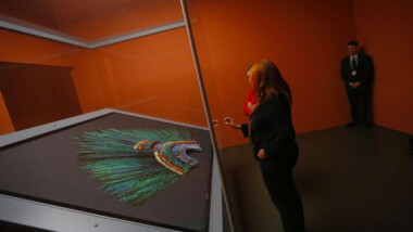 Penacho de Moctezuma no podrá trasladarse ‘al menos en 10 años’: Museo de Viena