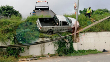 Automóvil a punto de caer del puente de Dzununcán