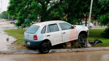 Abandona su auto después de chocar contra un poste