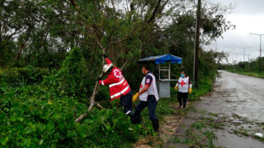 Voluntarios de la Cruz Roja recorren el oriente de Yucatán tras el paso del huracán Zeta 